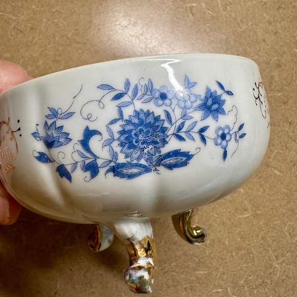 WHITE MOTHER OF PEARL,SMALL PORCELAIN BOWL WITH BLUE FLORAL DESIGN.3 GILTED LEGS - Picture 7 of 9